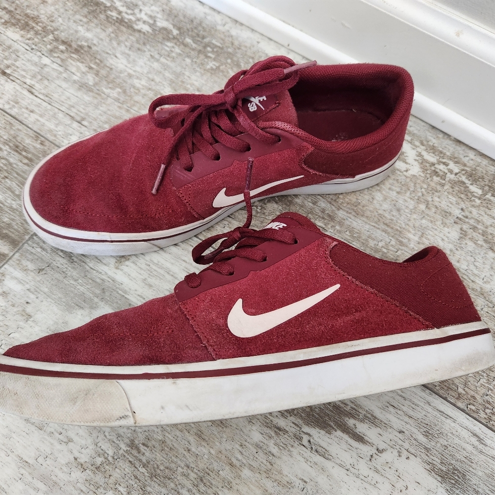 Men's 9 red leather Nike sb tennis shoes